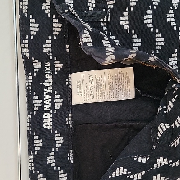 Old Navy patterned shorts - Picture 2 of 3